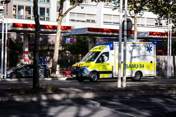 2022年9月14日 在法国爆发禽流感期间 救护车驶过巴黎的街道 — 图库照片