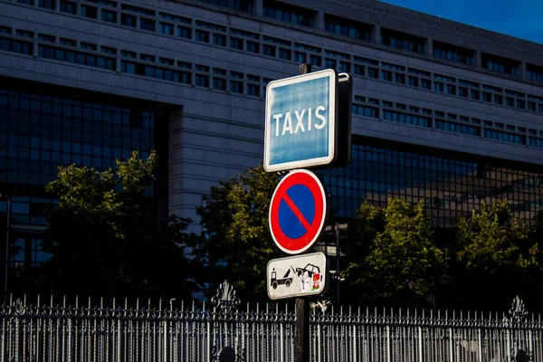 Parijs Frankrijk September 2022 Stratenbord Verkeersbord Opgetrokken Aan Kant Van — Stockfoto