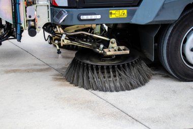 Reims, Fransa - 17 Eylül 2022 Reims sokaklarına park etmiş araba ve çöp kamyonu gezegenimizi temizlemek için her gün katılıyor, çöp toplama kirliliği önlemeye yardımcı oluyor