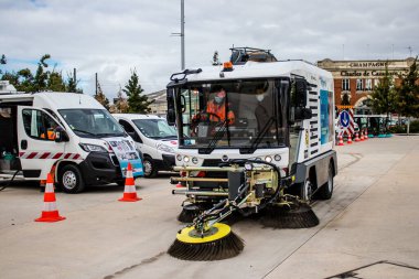 Reims, Fransa - 17 Eylül 2022 Reims sokaklarına park etmiş araba ve çöp kamyonu gezegenimizi temizlemek için her gün katılıyor, çöp toplama kirliliği önlemeye yardımcı oluyor