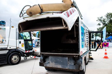 Reims, Fransa - 17 Eylül 2022 Reims sokaklarına park etmiş araba ve çöp kamyonu gezegenimizi temizlemek için her gün katılıyor, çöp toplama kirliliği önlemeye yardımcı oluyor