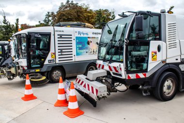 Reims, Fransa - 17 Eylül 2022 Reims sokaklarına park etmiş araba ve çöp kamyonu gezegenimizi temizlemek için her gün katılıyor, çöp toplama kirliliği önlemeye yardımcı oluyor