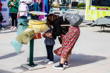 Reims, Fransa - 17 Eylül 2022 Dünya Temizlik Günü, aynı zamanda Dünya Gezegenimizi Temizleme Günü olarak da adlandırılan, vatandaşların temizliği yoluyla kirlilikle mücadele etmek amacıyla gerçekleştirilen bir gezegensel operasyondur.