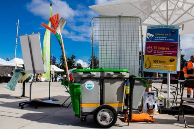 Reims, Fransa - 17 Eylül 2022 Dünya Temizlik Günü, aynı zamanda Dünya Gezegenimizi Temizleme Günü olarak da adlandırılan, vatandaşların temizliği yoluyla kirlilikle mücadele etmek amacıyla gerçekleştirilen bir gezegensel operasyondur.