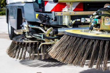 Reims, Fransa - 17 Eylül 2022 Reims sokaklarına park etmiş araba ve çöp kamyonu gezegenimizi temizlemek için her gün katılıyor, çöp toplama kirliliği önlemeye yardımcı oluyor