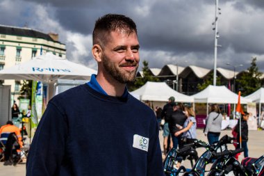 Reims, Fransa - 17 Eylül 2022 Kısa süre için kiralanabilir bisikletler, genellikle sokakta birkaç saat için ve Reims toplu taşıma sisteminin bir parçası