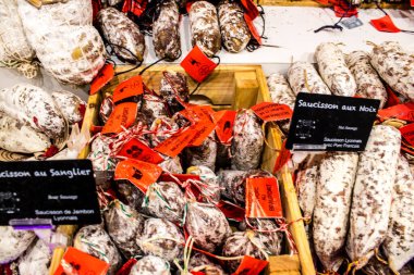 Reims, Fransa - 17 Eylül 2022 Reims pazarında satılan çeşitli kuru sosisler, sosisler farklı hayvan etleriyle zanaatkar bir şekilde yapılıyor, şarküteriler Fransız mutfağının bir parçası.