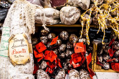 Reims, Fransa - 17 Eylül 2022 Reims pazarında satılan çeşitli kuru sosisler, sosisler farklı hayvan etleriyle zanaatkar bir şekilde yapılıyor, şarküteriler Fransız mutfağının bir parçası.