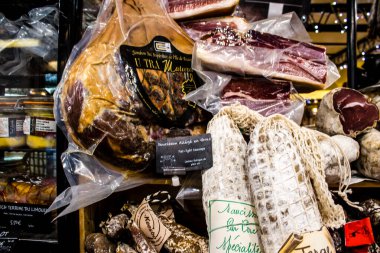 Reims, Fransa - 17 Eylül 2022 Reims pazarında satılan çeşitli kuru sosisler, sosisler farklı hayvan etleriyle zanaatkar bir şekilde yapılıyor, şarküteriler Fransız mutfağının bir parçası.