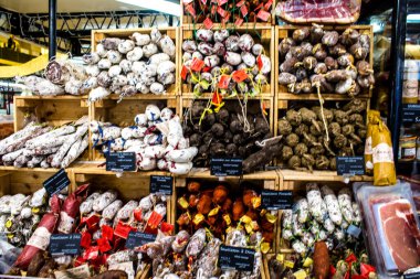 Reims, Fransa - 17 Eylül 2022 Reims pazarında satılan çeşitli kuru sosisler, sosisler farklı hayvan etleriyle zanaatkar bir şekilde yapılıyor, şarküteriler Fransız mutfağının bir parçası.