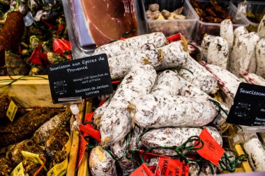 Reims, Fransa - 17 Eylül 2022 Reims pazarında satılan çeşitli kuru sosisler, sosisler farklı hayvan etleriyle zanaatkar bir şekilde yapılıyor, şarküteriler Fransız mutfağının bir parçası.