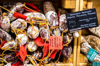 Reims, Fransa - 17 Eylül 2022 Reims pazarında satılan çeşitli kuru sosisler, sosisler farklı hayvan etleriyle zanaatkar bir şekilde yapılıyor, şarküteriler Fransız mutfağının bir parçası.