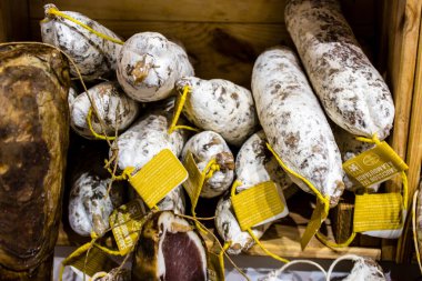 Reims, Fransa - 17 Eylül 2022 Reims pazarında satılan çeşitli kuru sosisler, sosisler farklı hayvan etleriyle zanaatkar bir şekilde yapılıyor, şarküteriler Fransız mutfağının bir parçası.