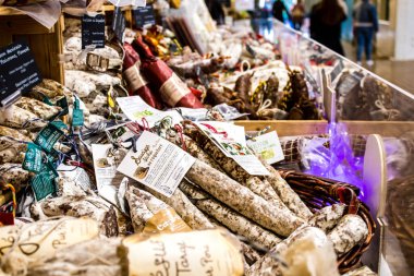 Reims, Fransa - 17 Eylül 2022 Reims pazarında satılan çeşitli kuru sosisler, sosisler farklı hayvan etleriyle zanaatkar bir şekilde yapılıyor, şarküteriler Fransız mutfağının bir parçası.