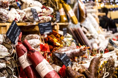 Reims, Fransa - 17 Eylül 2022 Reims pazarında satılan çeşitli kuru sosisler, sosisler farklı hayvan etleriyle zanaatkar bir şekilde yapılıyor, şarküteriler Fransız mutfağının bir parçası.