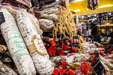 Reims, Fransa - 17 Eylül 2022 Reims pazarında satılan çeşitli kuru sosisler, sosisler farklı hayvan etleriyle zanaatkar bir şekilde yapılıyor, şarküteriler Fransız mutfağının bir parçası.