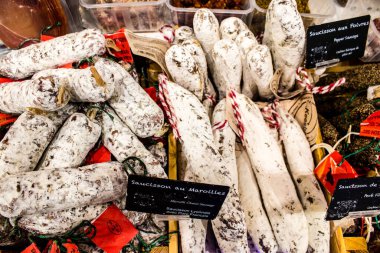 Reims, Fransa - 17 Eylül 2022 Reims pazarında satılan çeşitli kuru sosisler, sosisler farklı hayvan etleriyle zanaatkar bir şekilde yapılıyor, şarküteriler Fransız mutfağının bir parçası.