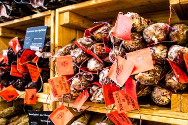 Reims, Fransa - 17 Eylül 2022 Reims pazarında satılan çeşitli kuru sosisler, sosisler farklı hayvan etleriyle zanaatkar bir şekilde yapılıyor, şarküteriler Fransız mutfağının bir parçası.