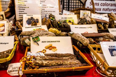 Reims, Fransa - 17 Eylül 2022 Reims pazarında satılan çeşitli kuru sosisler, sosisler farklı hayvan etleriyle zanaatkar bir şekilde yapılıyor, şarküteriler Fransız mutfağının bir parçası.