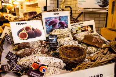 Reims, Fransa - 17 Eylül 2022 Reims pazarında satılan çeşitli kuru sosisler, sosisler farklı hayvan etleriyle zanaatkar bir şekilde yapılıyor, şarküteriler Fransız mutfağının bir parçası.