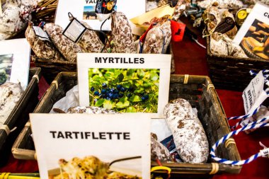 Reims, Fransa - 17 Eylül 2022 Reims pazarında satılan çeşitli kuru sosisler, sosisler farklı hayvan etleriyle zanaatkar bir şekilde yapılıyor, şarküteriler Fransız mutfağının bir parçası.