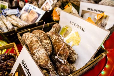 Reims, Fransa - 17 Eylül 2022 Reims pazarında satılan çeşitli kuru sosisler, sosisler farklı hayvan etleriyle zanaatkar bir şekilde yapılıyor, şarküteriler Fransız mutfağının bir parçası.