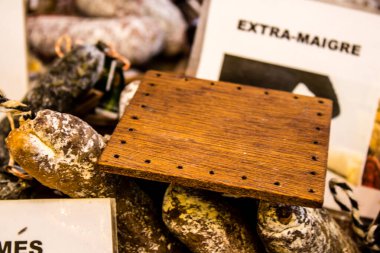 Reims, Fransa - 17 Eylül 2022 Reims pazarında satılan çeşitli kuru sosisler, sosisler farklı hayvan etleriyle zanaatkar bir şekilde yapılıyor, şarküteriler Fransız mutfağının bir parçası.