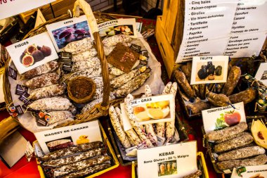 Reims, Fransa - 17 Eylül 2022 Reims pazarında satılan çeşitli kuru sosisler, sosisler farklı hayvan etleriyle zanaatkar bir şekilde yapılıyor, şarküteriler Fransız mutfağının bir parçası.