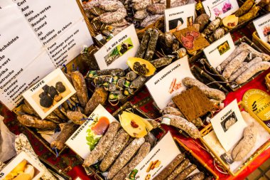 Reims, Fransa - 17 Eylül 2022 Reims pazarında satılan çeşitli kuru sosisler, sosisler farklı hayvan etleriyle zanaatkar bir şekilde yapılıyor, şarküteriler Fransız mutfağının bir parçası.