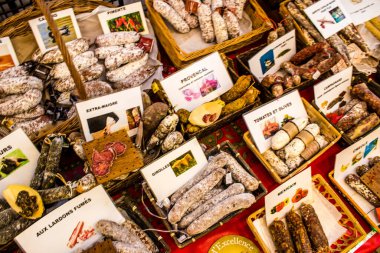 Reims, Fransa - 17 Eylül 2022 Reims pazarında satılan çeşitli kuru sosisler, sosisler farklı hayvan etleriyle zanaatkar bir şekilde yapılıyor, şarküteriler Fransız mutfağının bir parçası.