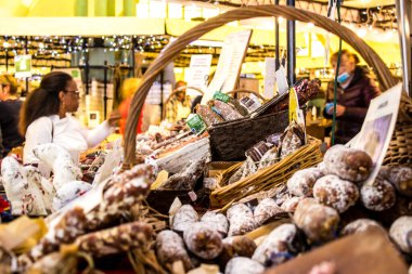 Reims, Fransa - 17 Eylül 2022 Reims pazarında satılan çeşitli kuru sosisler, sosisler farklı hayvan etleriyle zanaatkar bir şekilde yapılıyor, şarküteriler Fransız mutfağının bir parçası.