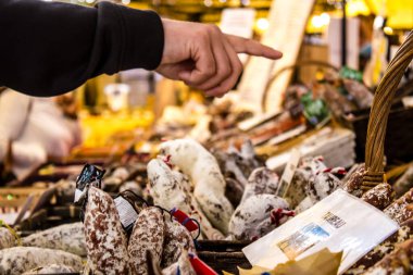 Reims, Fransa - 17 Eylül 2022 Reims pazarında satılan çeşitli kuru sosisler, sosisler farklı hayvan etleriyle zanaatkar bir şekilde yapılıyor, şarküteriler Fransız mutfağının bir parçası.