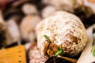 Reims, Fransa - 17 Eylül 2022 Reims pazarında satılan çeşitli kuru sosisler, sosisler farklı hayvan etleriyle zanaatkar bir şekilde yapılıyor, şarküteriler Fransız mutfağının bir parçası.