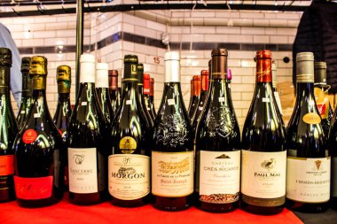 Reims, Fransa - 17 Eylül 2022 Şarap şişeleri Reims pazarında satıldı. Kırmızı ve beyaz şaraplar Fransız kültürünün bir parçasıdır ve dünya çapında çeşitli şaraplarının olağanüstü üretimiyle tanınırlar.