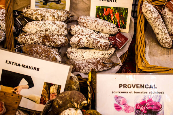 Реймс, Франция - 17 сентября 2022 года Различные сухие колбасы продаются на рынке Реймса, колбасы изготавливаются в ручной манере с различными мяса животных, деликатесы является частью французской кухни
