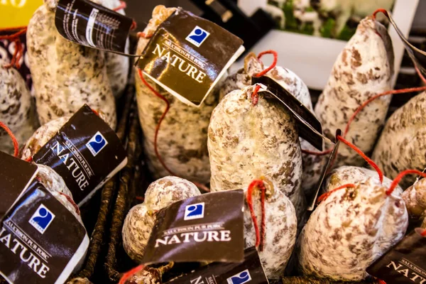 Reims, Fransa - 17 Eylül 2022 Reims pazarında satılan çeşitli kuru sosisler, sosisler farklı hayvan etleriyle zanaatkar bir şekilde yapılıyor, şarküteriler Fransız mutfağının bir parçası.