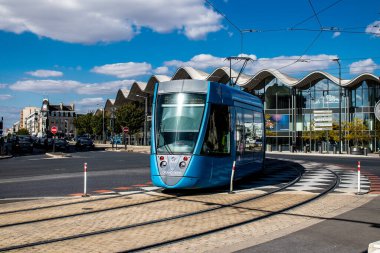 Reims, Fransa - 22 Eylül 2022 Coronavirus salgını sırasında Reims sokaklarında yuvarlanan yolcular için modern elektrikli tramvay Fransa 'da maske takmak zorunlu değildir.