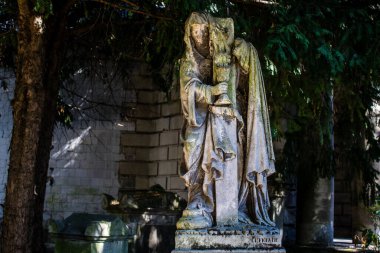 Reims, Fransa - 22 Eylül 2022 Kuzey Mezarlığı Reims şehrindeki en eski mezarlıktır. 18. yüzyılın sonunda inşa edilen bina, ünlü Reims vatandaşlarının kalıntılarını içeriyor.