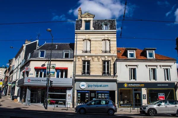 Reims, Fransa - 22 Eylül 2022 Cityscape and architecture of Reims, sembolik bir şehir ve Fransa Şampanya 'nın başkenti