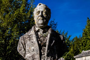 Reims, Fransa - 22 Eylül 2022 Kuzey Mezarlığı Reims şehrindeki en eski mezarlıktır. 18. yüzyılın sonunda inşa edilen bina, ünlü Reims vatandaşlarının kalıntılarını içeriyor.