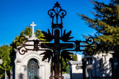 Reims, Fransa - 22 Eylül 2022 Kuzey Mezarlığı Reims şehrindeki en eski mezarlıktır. 18. yüzyılın sonunda inşa edilen bina, ünlü Reims vatandaşlarının kalıntılarını içeriyor.