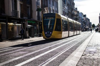 Reims, Fransa - 22 Eylül 2022 Coronavirus salgını sırasında Reims sokaklarında yuvarlanan yolcular için modern elektrikli tramvay Fransa 'da maske takmak zorunlu değildir.