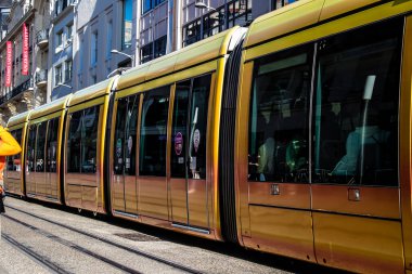 Reims, Fransa - 22 Eylül 2022 Coronavirus salgını sırasında Reims sokaklarında yuvarlanan yolcular için modern elektrikli tramvay Fransa 'da maske takmak zorunlu değildir.