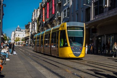 Reims, Fransa - 22 Eylül 2022 Coronavirus salgını sırasında Reims sokaklarında yuvarlanan yolcular için modern elektrikli tramvay Fransa 'da maske takmak zorunlu değildir.