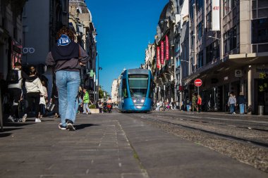 Reims, Fransa - 22 Eylül 2022 Coronavirus salgını sırasında Reims sokaklarında yuvarlanan yolcular için modern elektrikli tramvay Fransa 'da maske takmak zorunlu değildir.