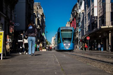 Reims, Fransa - 22 Eylül 2022 Coronavirus salgını sırasında Reims sokaklarında yuvarlanan yolcular için modern elektrikli tramvay Fransa 'da maske takmak zorunlu değildir.