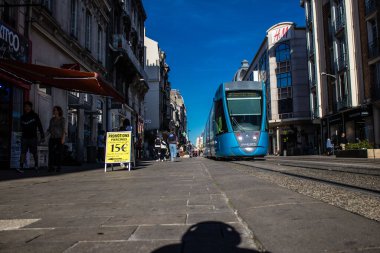Reims, Fransa - 22 Eylül 2022 Coronavirus salgını sırasında Reims sokaklarında yuvarlanan yolcular için modern elektrikli tramvay Fransa 'da maske takmak zorunlu değildir.