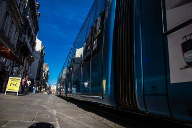Reims, Fransa - 22 Eylül 2022 Coronavirus salgını sırasında Reims sokaklarında yuvarlanan yolcular için modern elektrikli tramvay Fransa 'da maske takmak zorunlu değildir.