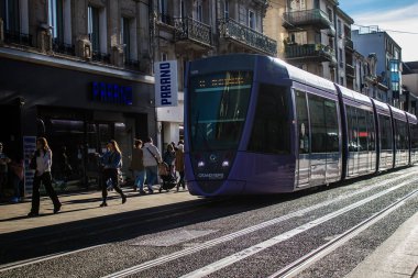 Reims, Fransa - 22 Eylül 2022 Coronavirus salgını sırasında Reims sokaklarında yuvarlanan yolcular için modern elektrikli tramvay Fransa 'da maske takmak zorunlu değildir.