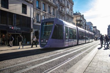 Reims, Fransa - 22 Eylül 2022 Coronavirus salgını sırasında Reims sokaklarında yuvarlanan yolcular için modern elektrikli tramvay Fransa 'da maske takmak zorunlu değildir.